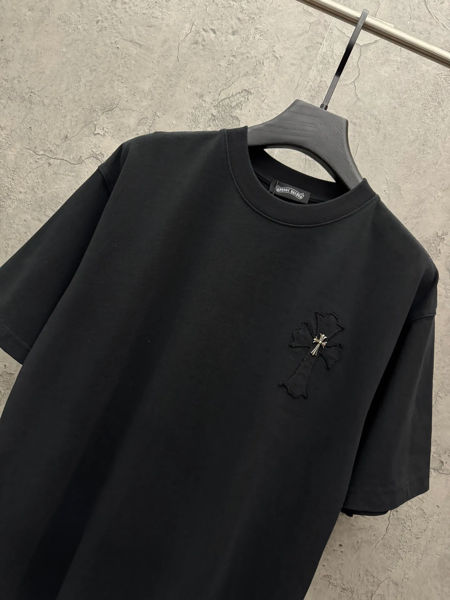 P180 top version, real shot without P, ​​different from market currency) 𝗖𝗵𝗿𝗼𝗺𝗲 𝗛𝗲𝗮𝗿𝘁𝘀/Croxin 2026 spring new original single counter American laser burnt patch embroidered couple short sleeves 👑The highest version! Customized fabric 300 grams, best-selling model at the counter, very comfortable to wear. Accessories: original molded and authenticated collar label ➕ 100% silk wash water label. Genuine purchase-grade original hangtag➕matching hanging rope➕3D hanging beads➕original packaging bag. Craftsmanship: The original version has consistent wiring! The highest version of the armhole matching technique! Color: White Black Size: S M L XL Style No.: 26-2028